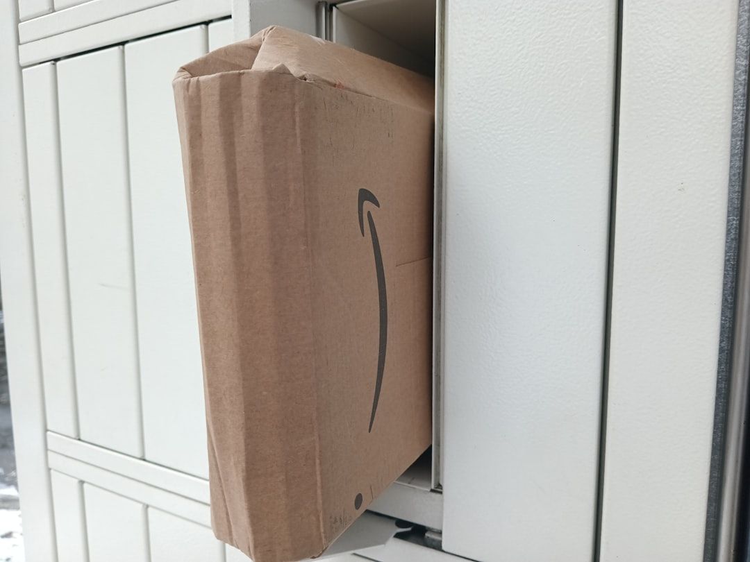 Amazon-paket i en paketskåpslucka. Kartongen sticker ut lite.